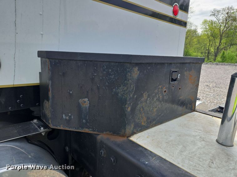 image for item YA0473 2014 Kenworth W900 semi truck