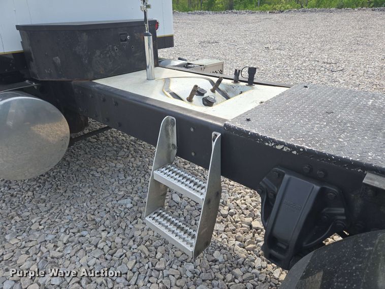 image for item YA0473 2014 Kenworth W900 semi truck