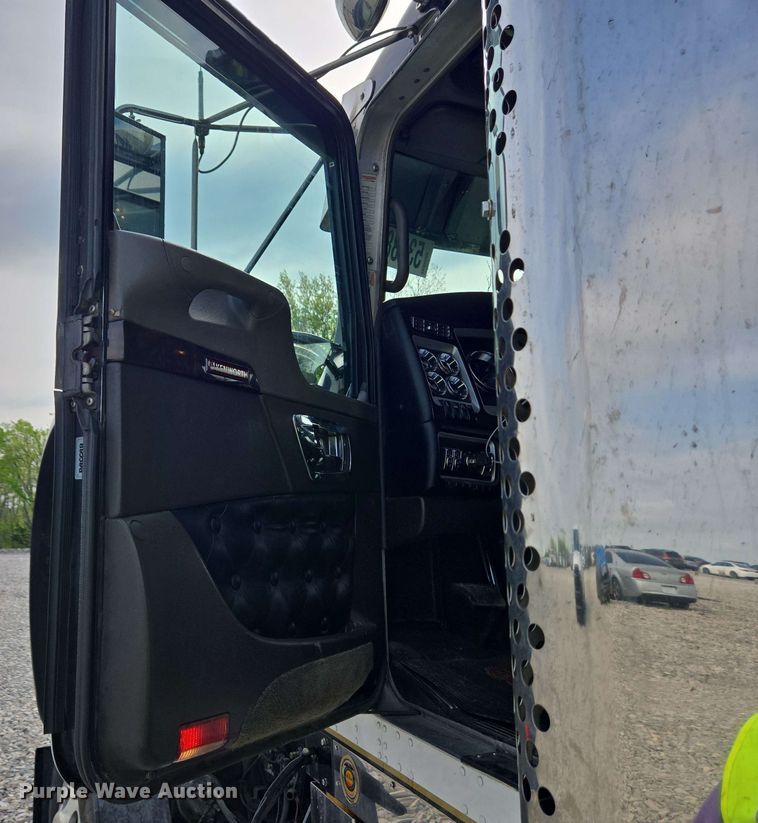 image for item YA0473 2014 Kenworth W900 semi truck