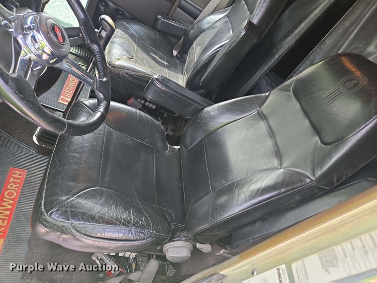 image for item YA0473 2014 Kenworth W900 semi truck