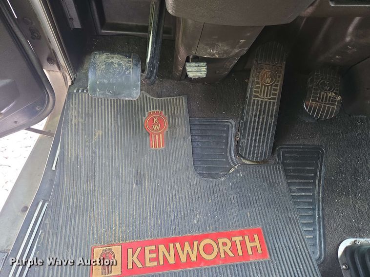 image for item YA0473 2014 Kenworth W900 semi truck