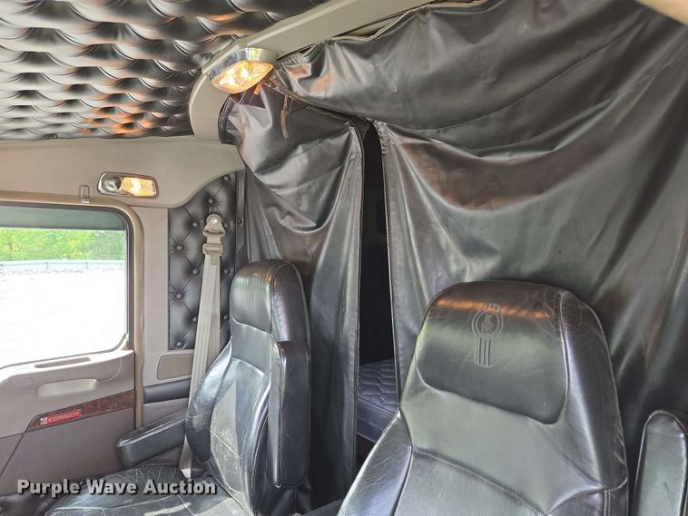 image for item YA0473 2014 Kenworth W900 semi truck