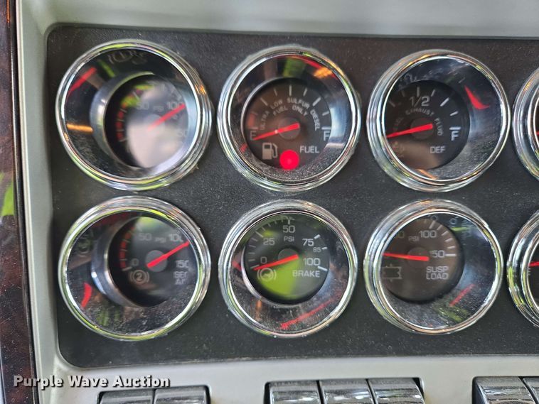 image for item YA0473 2014 Kenworth W900 semi truck