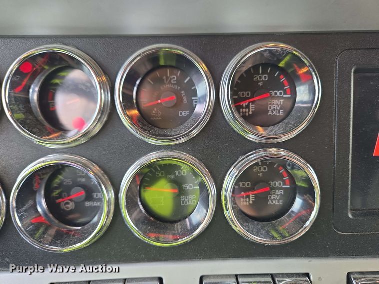 image for item YA0473 2014 Kenworth W900 semi truck