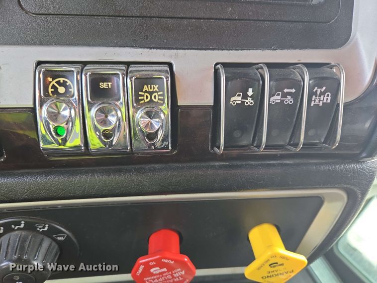 image for item YA0473 2014 Kenworth W900 semi truck