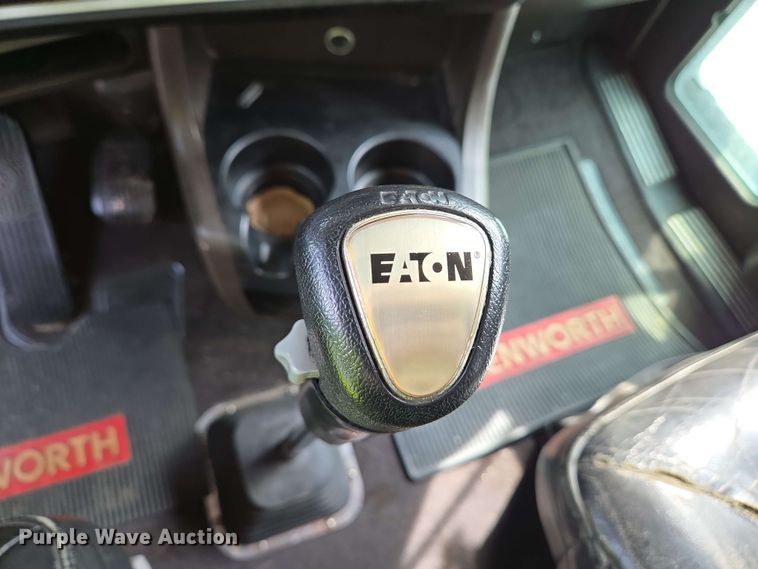 image for item YA0473 2014 Kenworth W900 semi truck