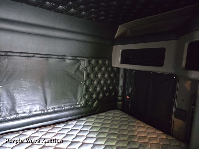 image for item YA0473 2014 Kenworth W900 semi truck