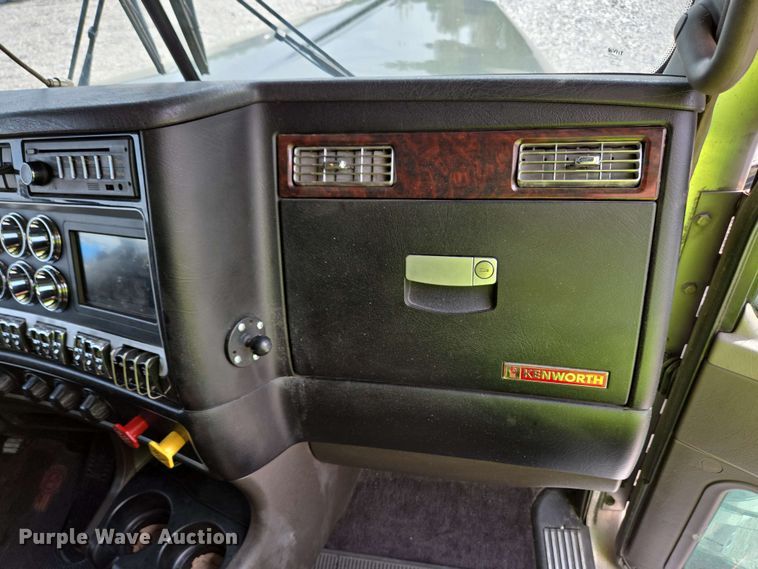 image for item YA0473 2014 Kenworth W900 semi truck