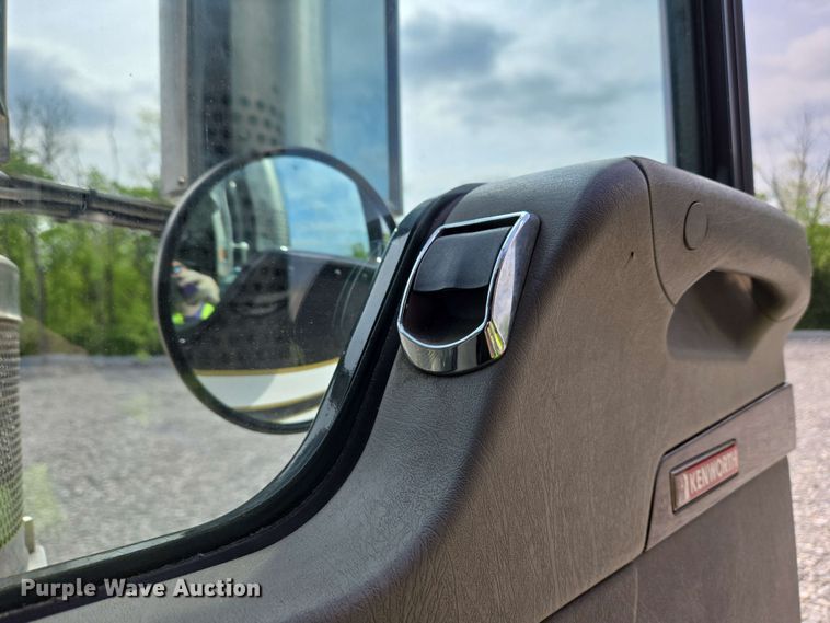 image for item YA0473 2014 Kenworth W900 semi truck