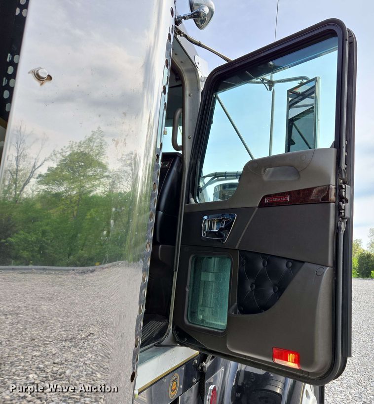 image for item YA0473 2014 Kenworth W900 semi truck