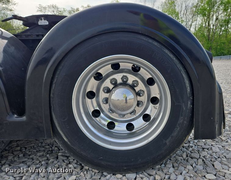 image for item YA0473 2014 Kenworth W900 semi truck