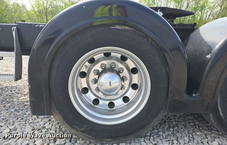 image for item YA0473 2014 Kenworth W900 semi truck