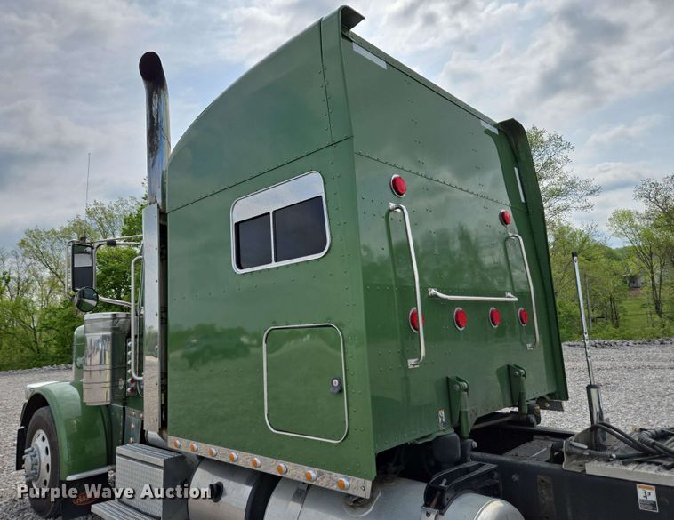 image for item YA0475 2018 Peterbilt 389 semi truck