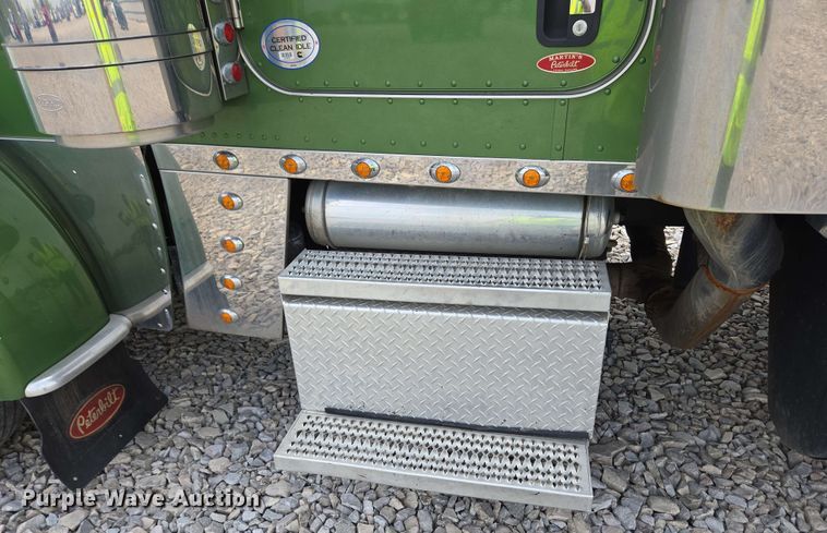 image for item YA0475 2018 Peterbilt 389 semi truck