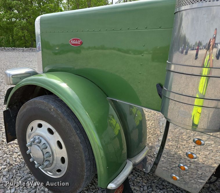 image for item YA0475 2018 Peterbilt 389 semi truck
