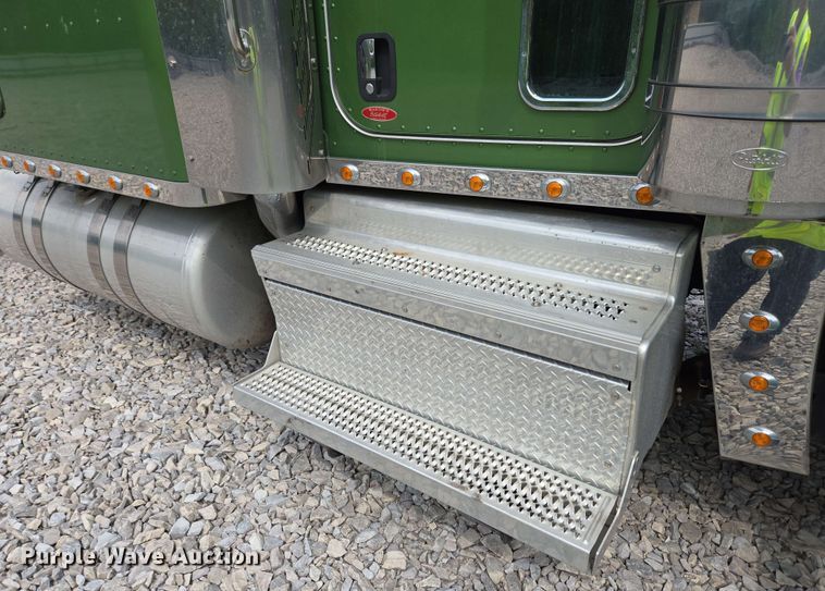 image for item YA0475 2018 Peterbilt 389 semi truck