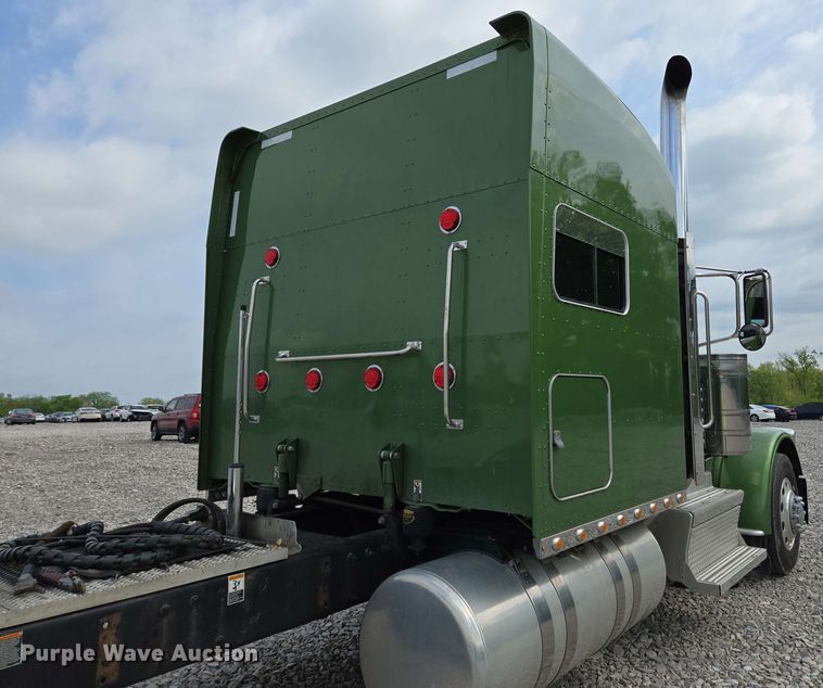 image for item YA0475 2018 Peterbilt 389 semi truck