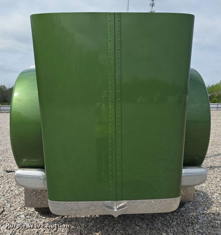 image for item YA0475 2018 Peterbilt 389 semi truck