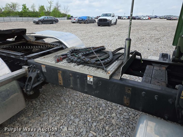 image for item YA0475 2018 Peterbilt 389 semi truck