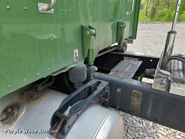 image for item YA0475 2018 Peterbilt 389 semi truck