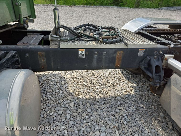 image for item YA0475 2018 Peterbilt 389 semi truck