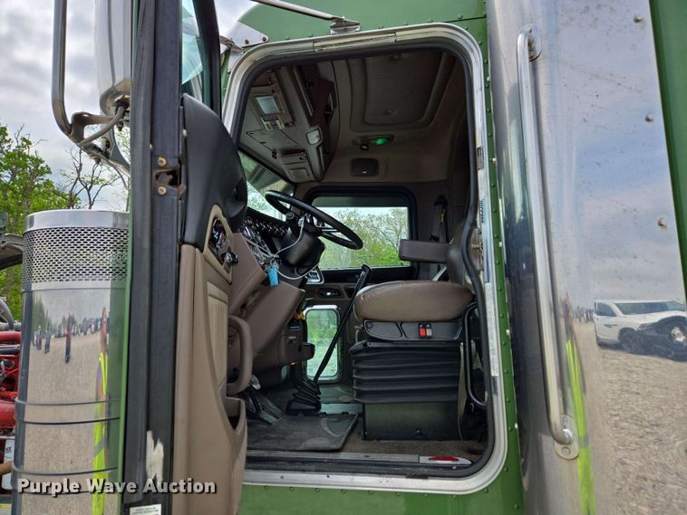 image for item YA0475 2018 Peterbilt 389 semi truck