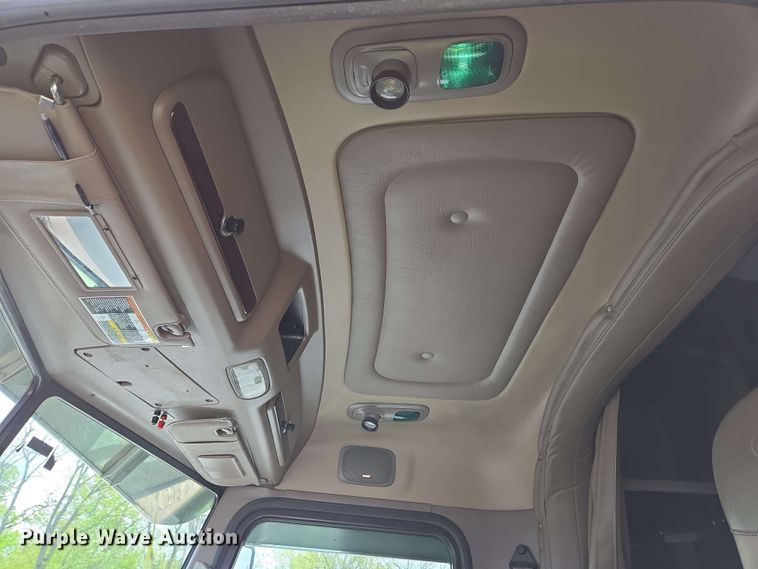 image for item YA0475 2018 Peterbilt 389 semi truck