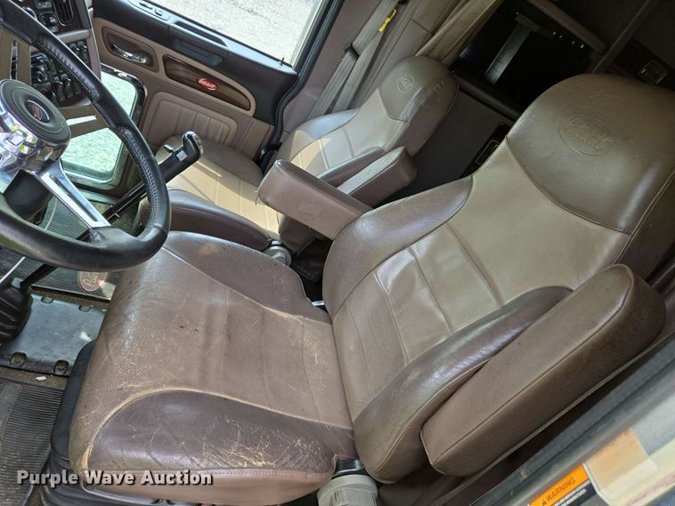 image for item YA0475 2018 Peterbilt 389 semi truck