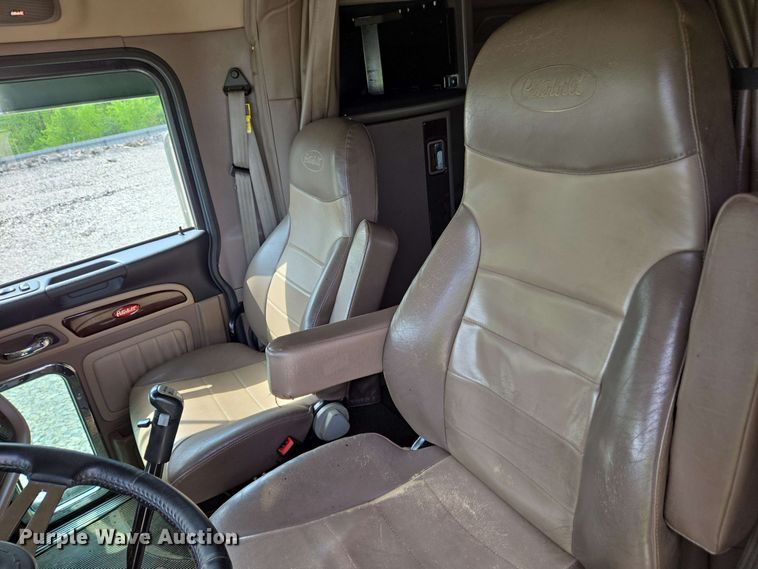 image for item YA0475 2018 Peterbilt 389 semi truck