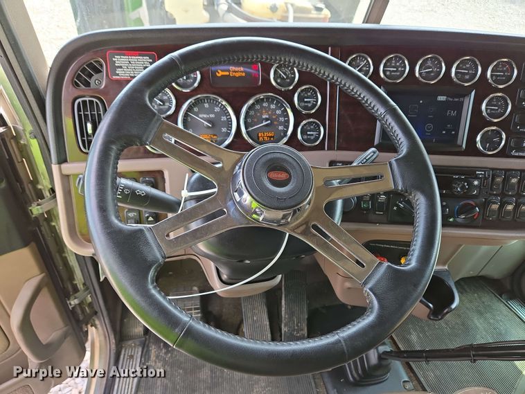 image for item YA0475 2018 Peterbilt 389 semi truck