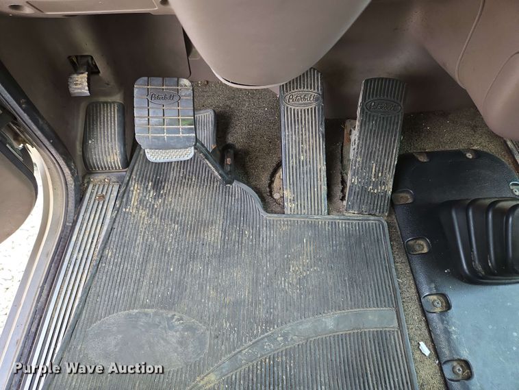 image for item YA0475 2018 Peterbilt 389 semi truck