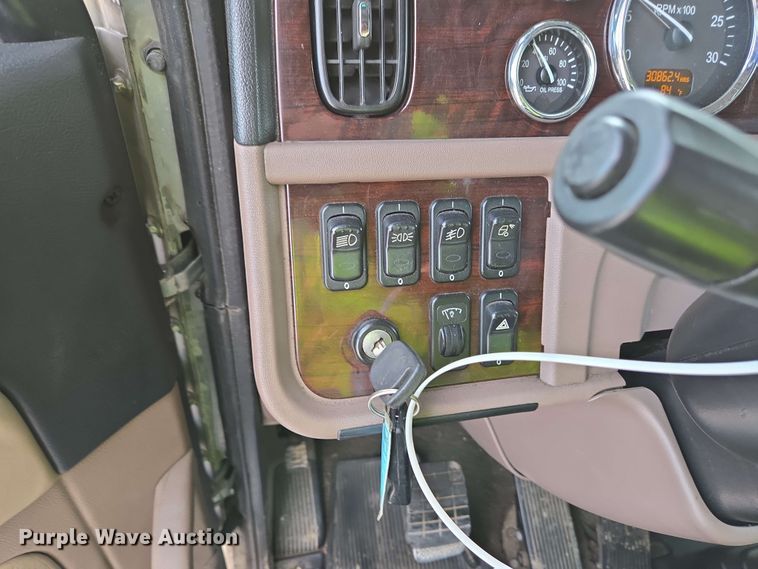 image for item YA0475 2018 Peterbilt 389 semi truck