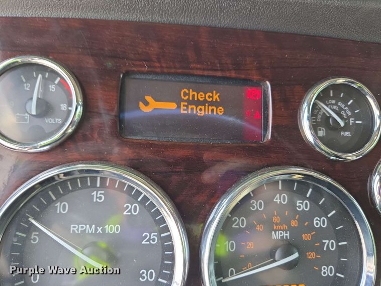 image for item YA0475 2018 Peterbilt 389 semi truck