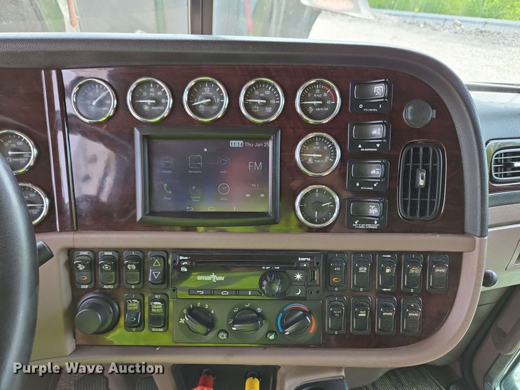 image for item YA0475 2018 Peterbilt 389 semi truck