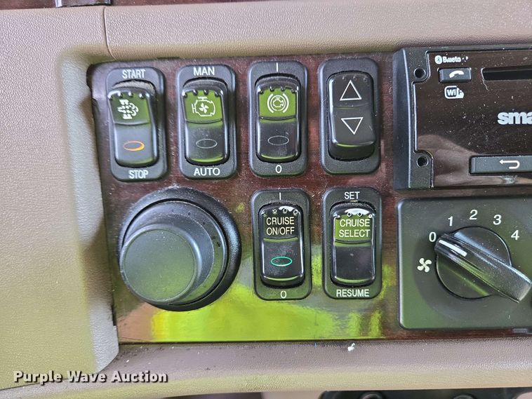 image for item YA0475 2018 Peterbilt 389 semi truck