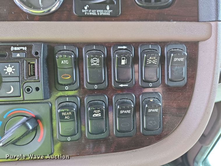 image for item YA0475 2018 Peterbilt 389 semi truck