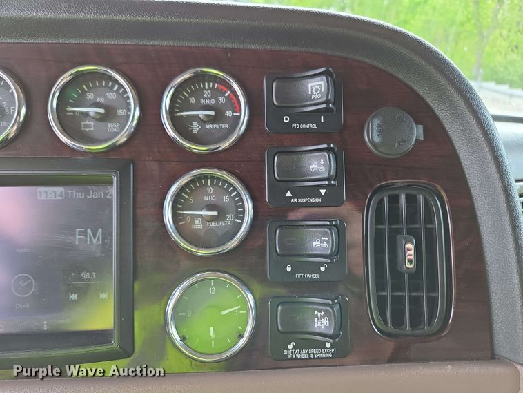 image for item YA0475 2018 Peterbilt 389 semi truck