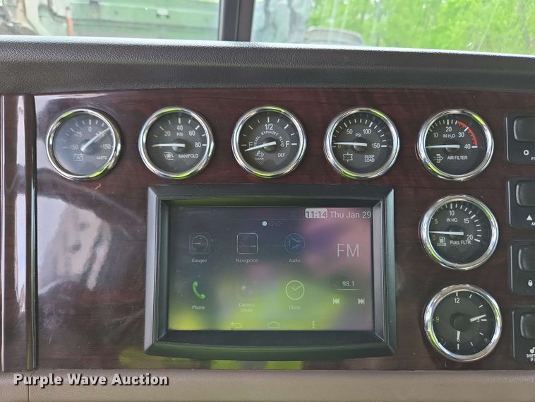 image for item YA0475 2018 Peterbilt 389 semi truck