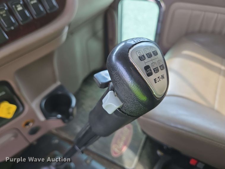 image for item YA0475 2018 Peterbilt 389 semi truck