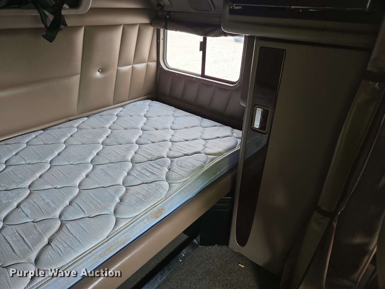 image for item YA0475 2018 Peterbilt 389 semi truck