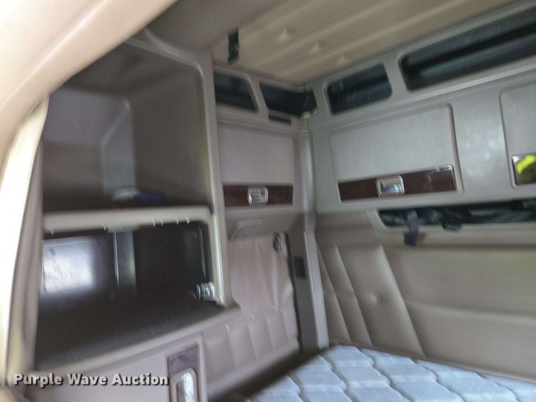 image for item YA0475 2018 Peterbilt 389 semi truck