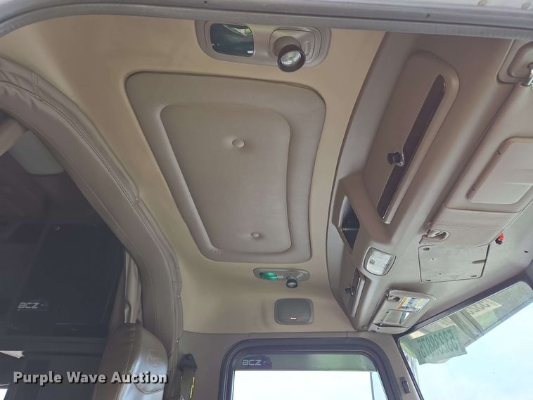 image for item YA0475 2018 Peterbilt 389 semi truck