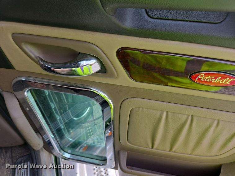 image for item YA0475 2018 Peterbilt 389 semi truck