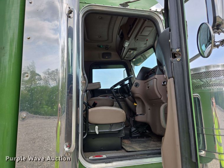 image for item YA0475 2018 Peterbilt 389 semi truck