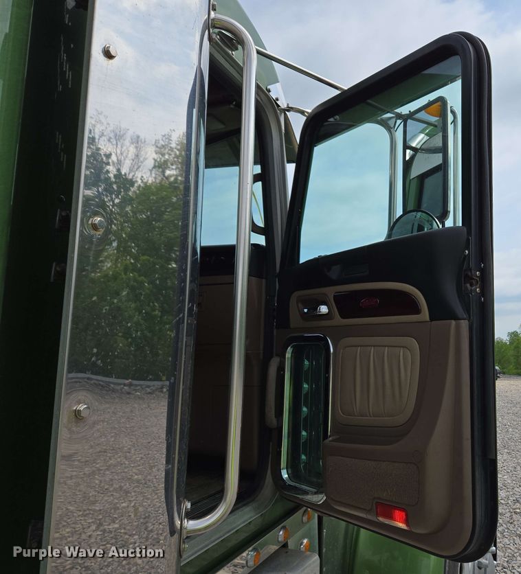 image for item YA0475 2018 Peterbilt 389 semi truck