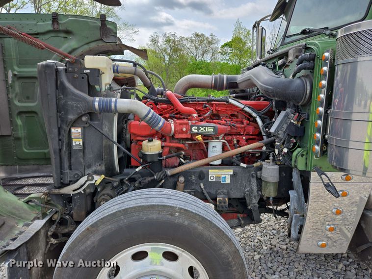 image for item YA0475 2018 Peterbilt 389 semi truck