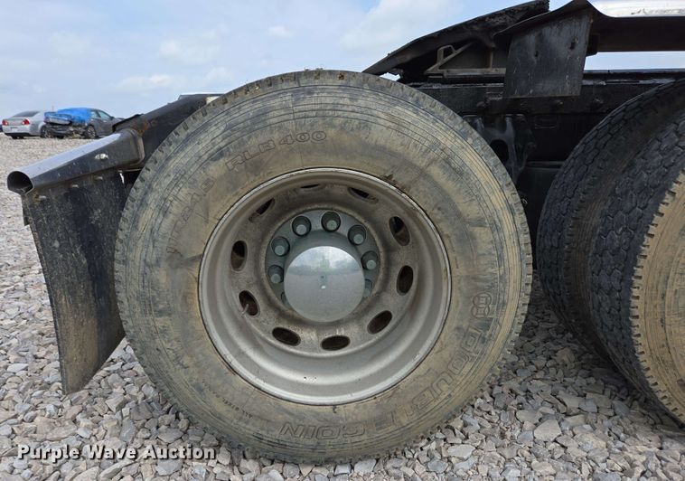 image for item YA0475 2018 Peterbilt 389 semi truck