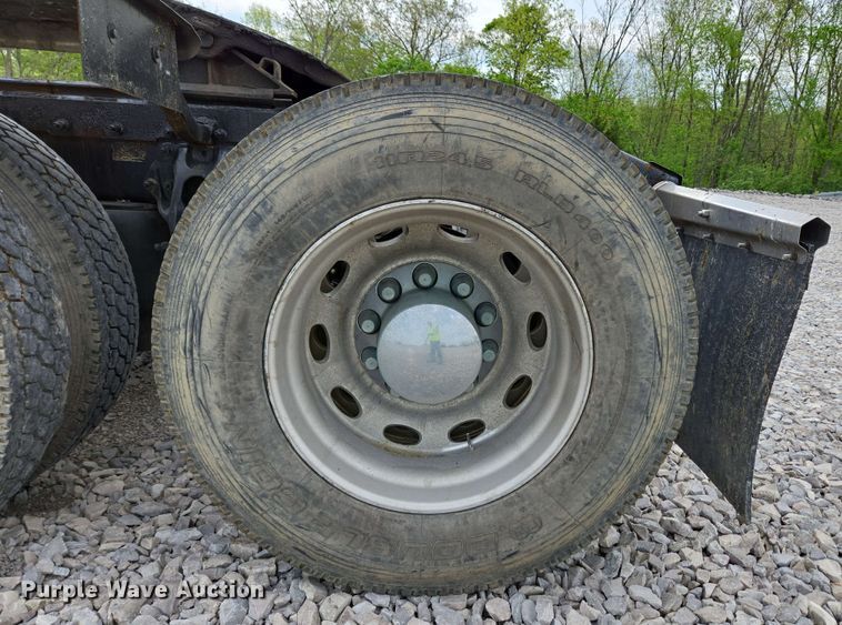 image for item YA0475 2018 Peterbilt 389 semi truck