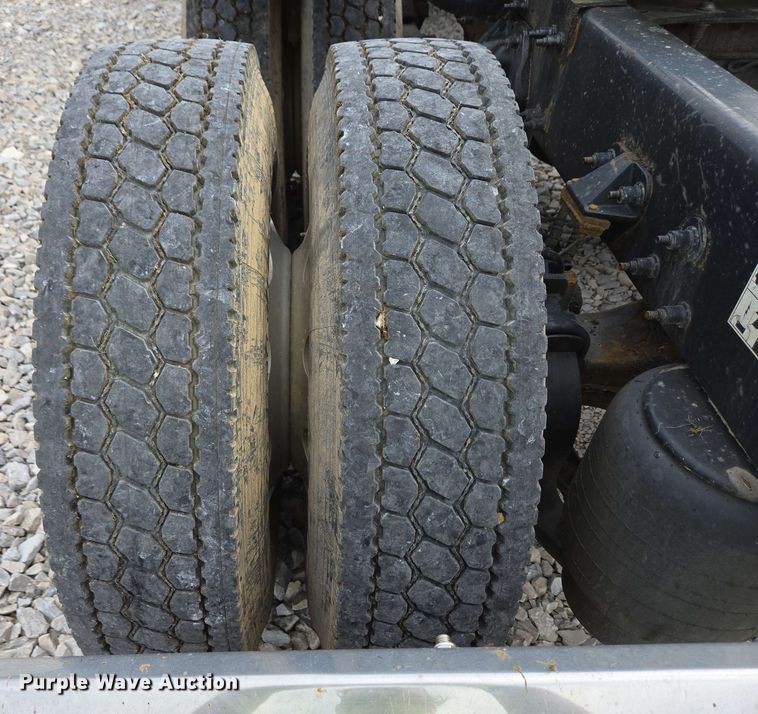 image for item YA0475 2018 Peterbilt 389 semi truck