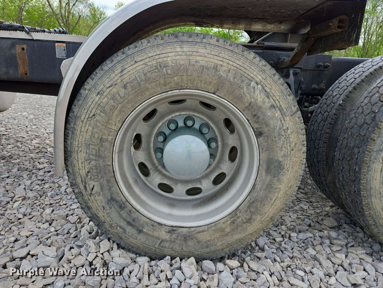 image for item YA0475 2018 Peterbilt 389 semi truck